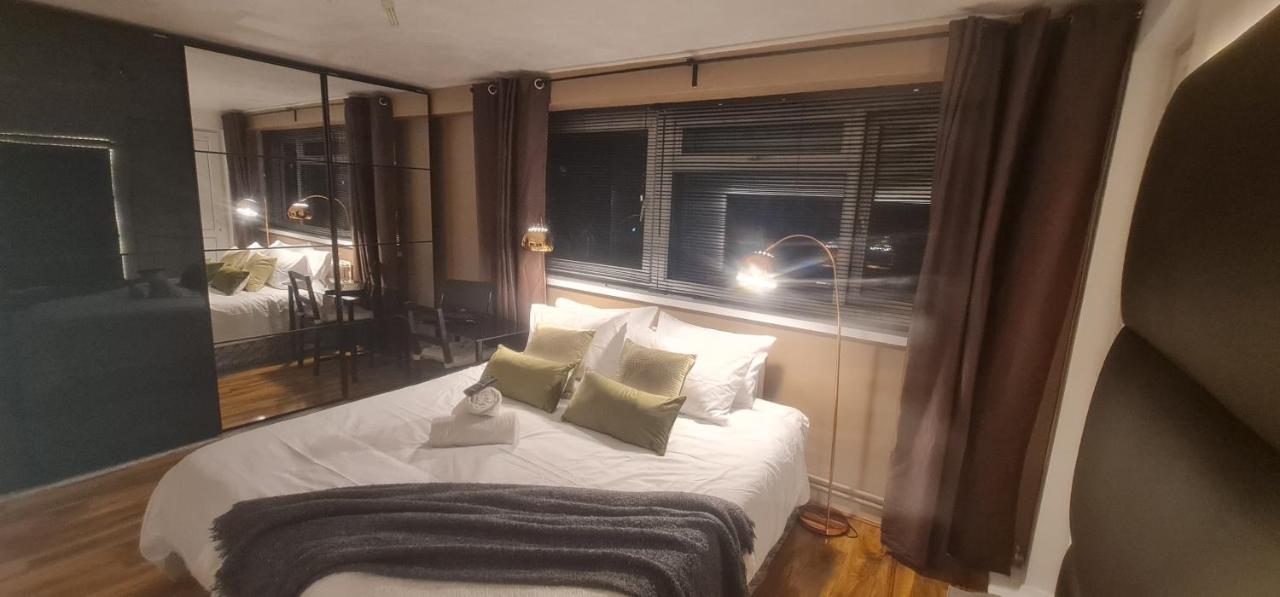 R3 Superking Sized Bed & 75" Tv On The Wall In Clapham Apartment London Ngoại thất bức ảnh