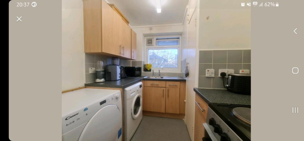 R3 Superking Sized Bed & 75" Tv On The Wall In Clapham Apartment London Ngoại thất bức ảnh