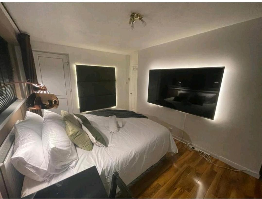 R3 Superking Sized Bed & 75" Tv On The Wall In Clapham Apartment London Ngoại thất bức ảnh