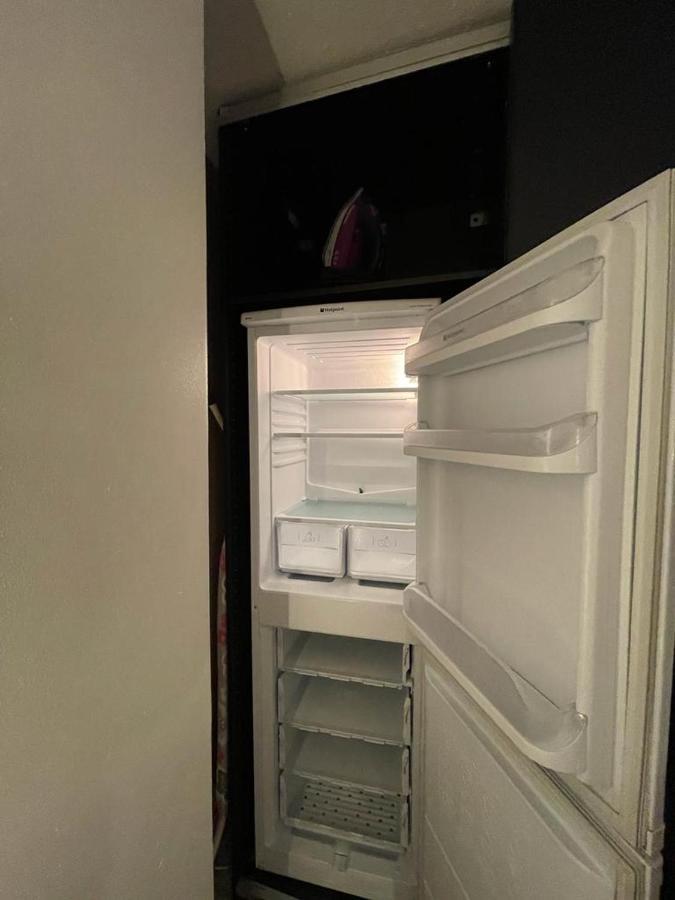 R3 Superking Sized Bed & 75" Tv On The Wall In Clapham Apartment London Ngoại thất bức ảnh