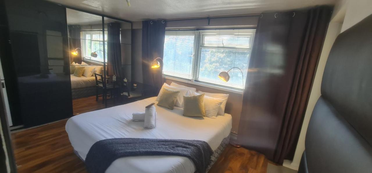 R3 Superking Sized Bed & 75" Tv On The Wall In Clapham Apartment London Ngoại thất bức ảnh