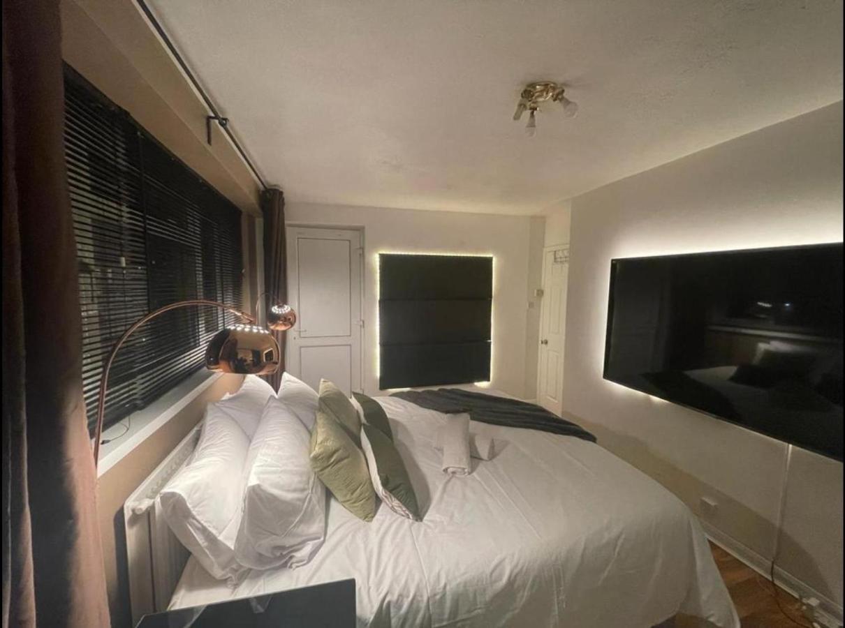 R3 Superking Sized Bed & 75" Tv On The Wall In Clapham Apartment London Ngoại thất bức ảnh