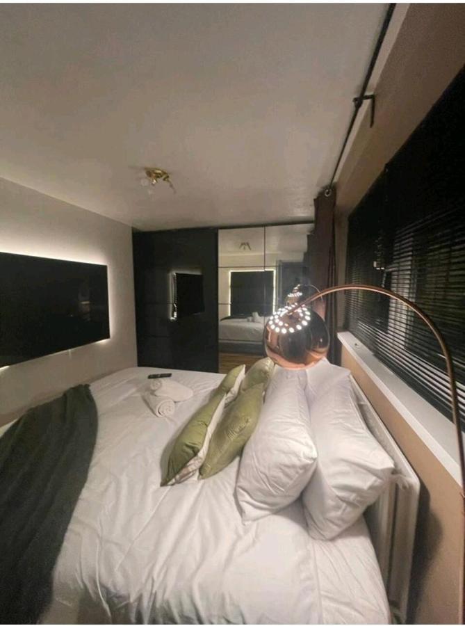 R3 Superking Sized Bed & 75" Tv On The Wall In Clapham Apartment London Ngoại thất bức ảnh