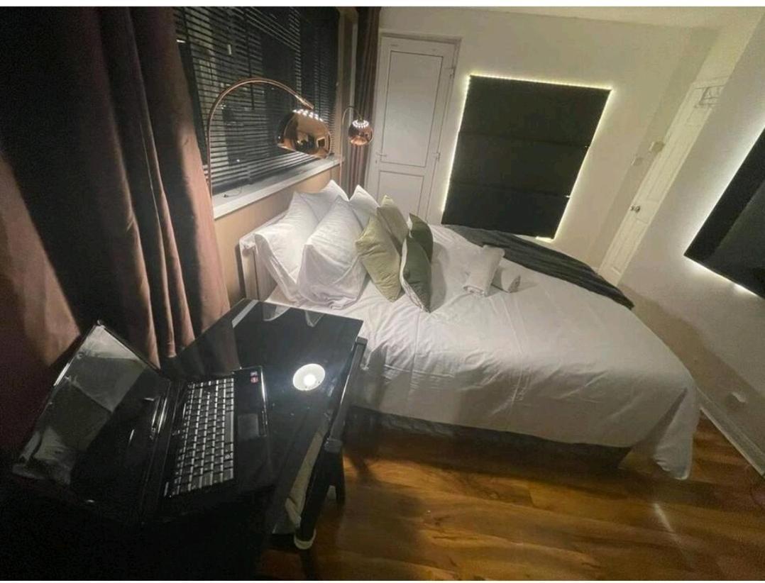 R3 Superking Sized Bed & 75" Tv On The Wall In Clapham Apartment London Ngoại thất bức ảnh