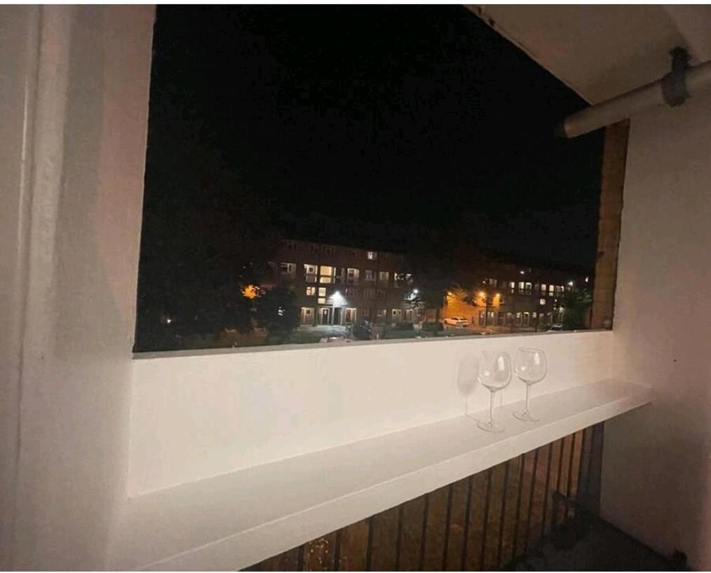 R3 Superking Sized Bed & 75" Tv On The Wall In Clapham Apartment London Ngoại thất bức ảnh