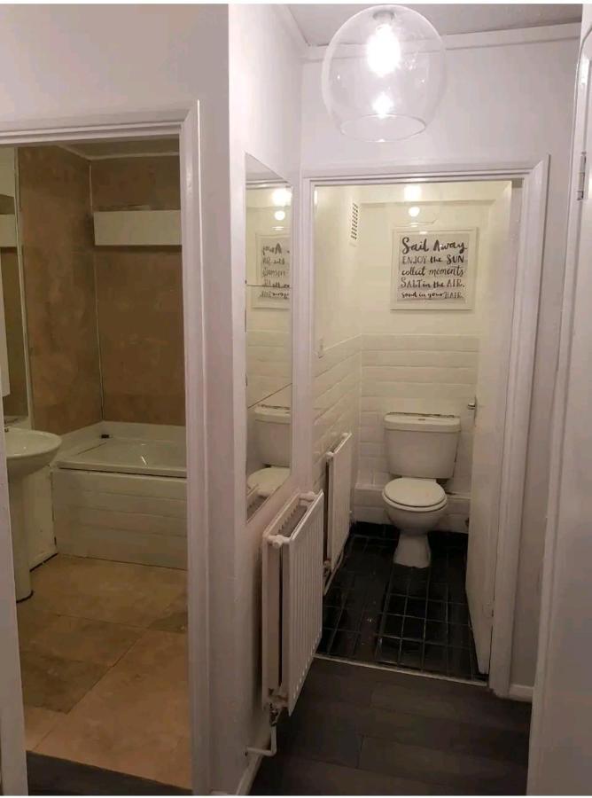 R3 Superking Sized Bed & 75" Tv On The Wall In Clapham Apartment London Ngoại thất bức ảnh