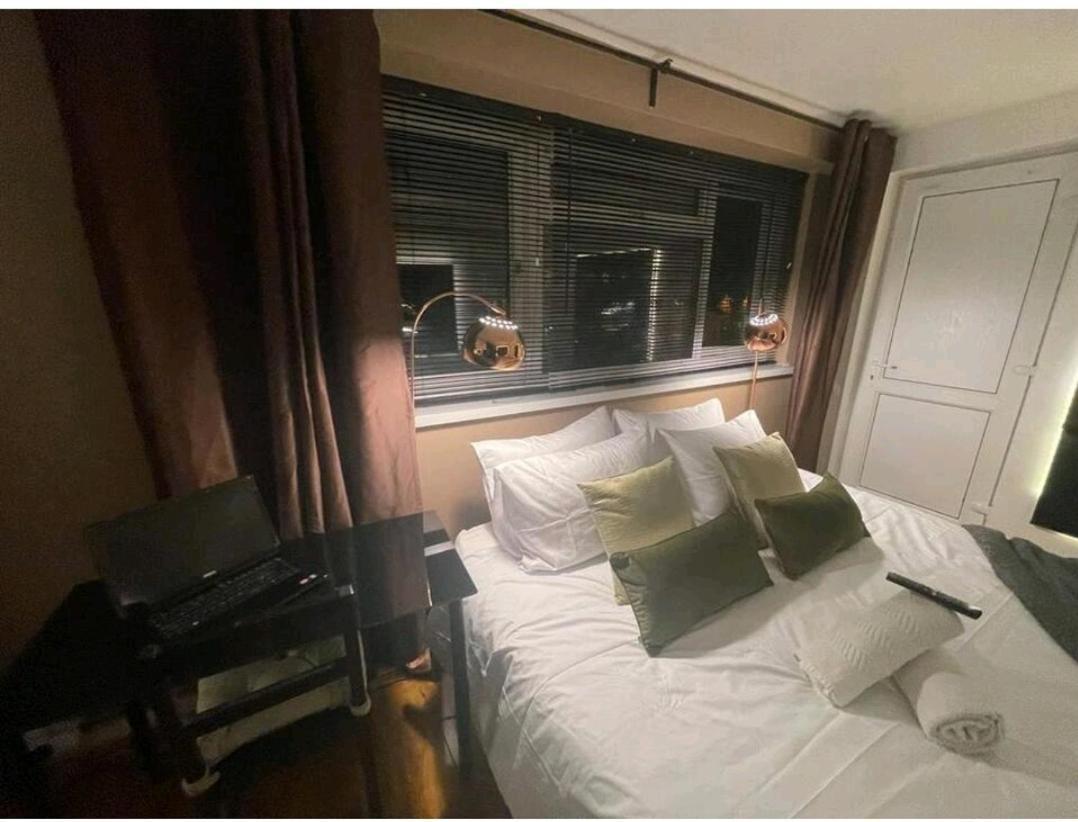 R3 Superking Sized Bed & 75" Tv On The Wall In Clapham Apartment London Ngoại thất bức ảnh