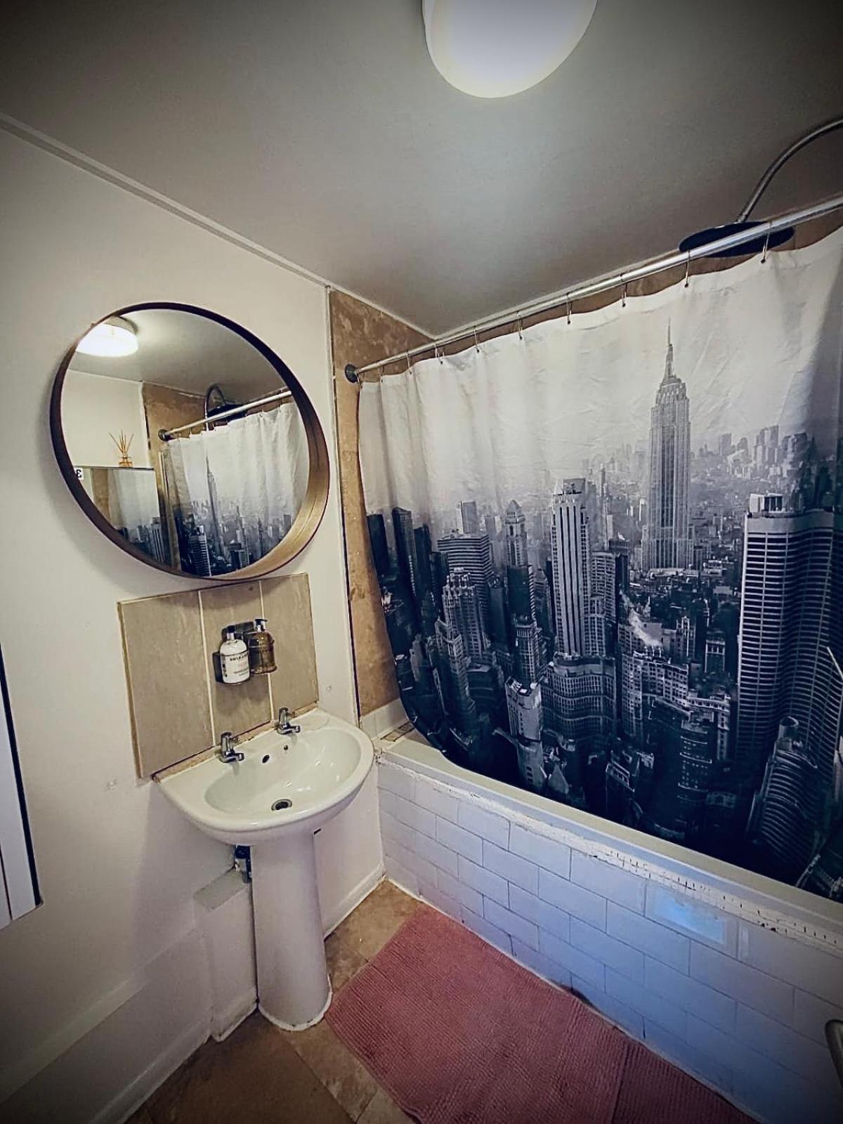 R3 Superking Sized Bed & 75" Tv On The Wall In Clapham Apartment London Ngoại thất bức ảnh