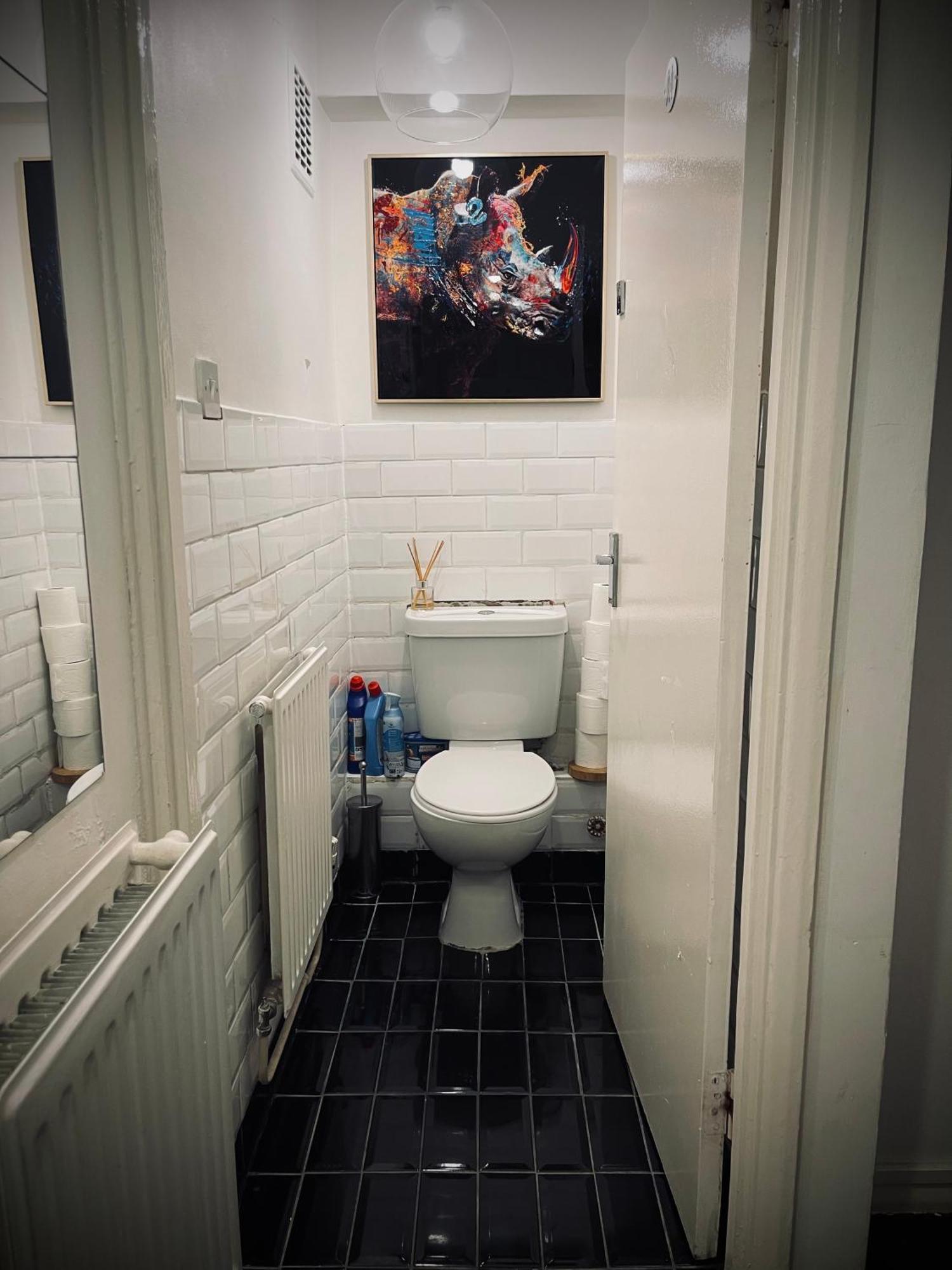R3 Superking Sized Bed & 75" Tv On The Wall In Clapham Apartment London Ngoại thất bức ảnh