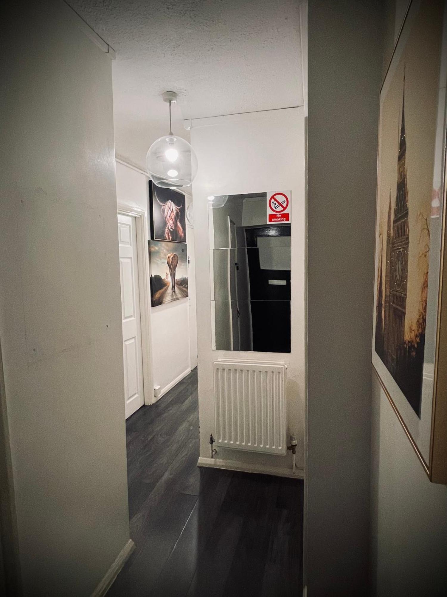 R3 Superking Sized Bed & 75" Tv On The Wall In Clapham Apartment London Ngoại thất bức ảnh