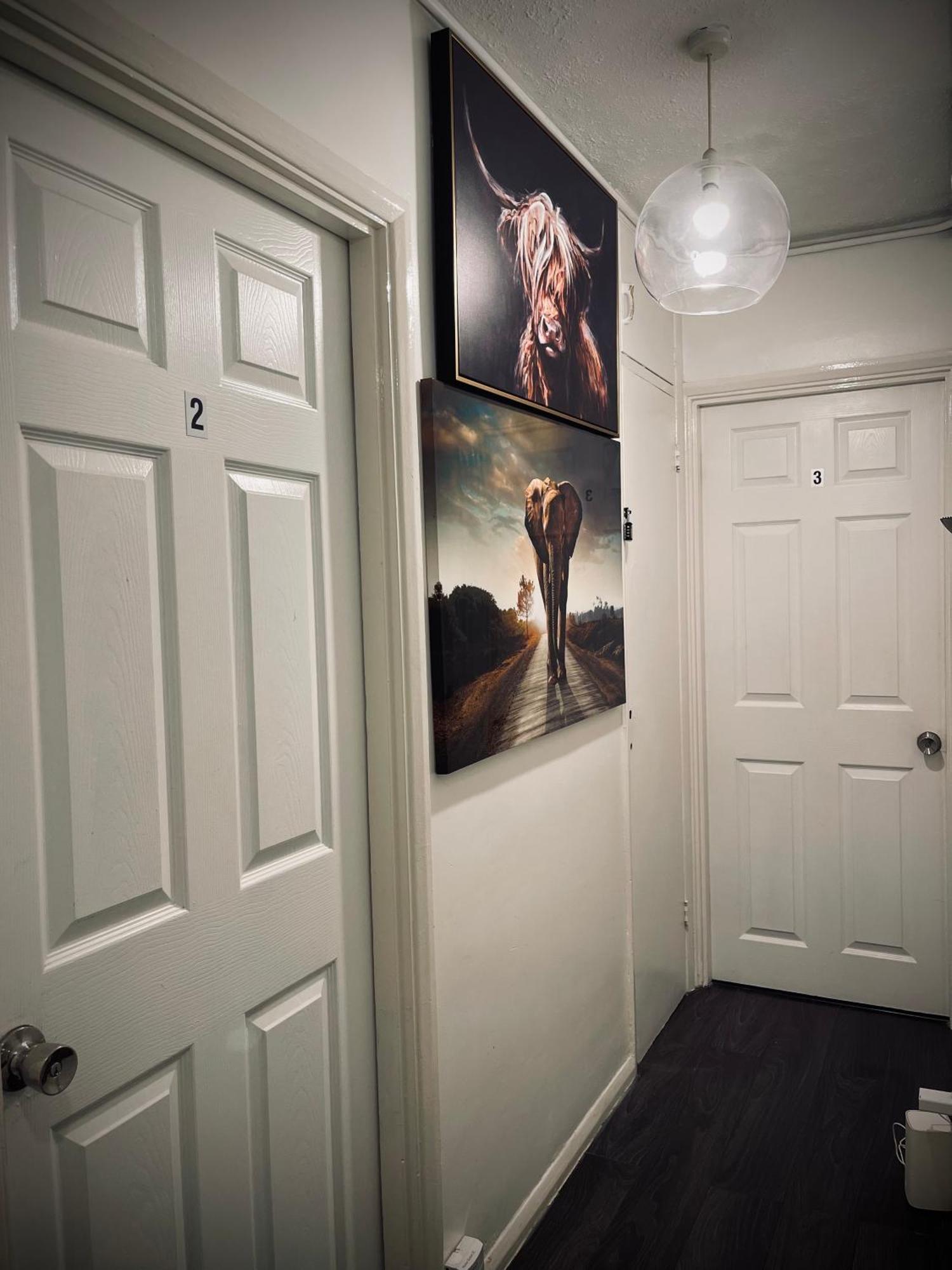 R3 Superking Sized Bed & 75" Tv On The Wall In Clapham Apartment London Ngoại thất bức ảnh