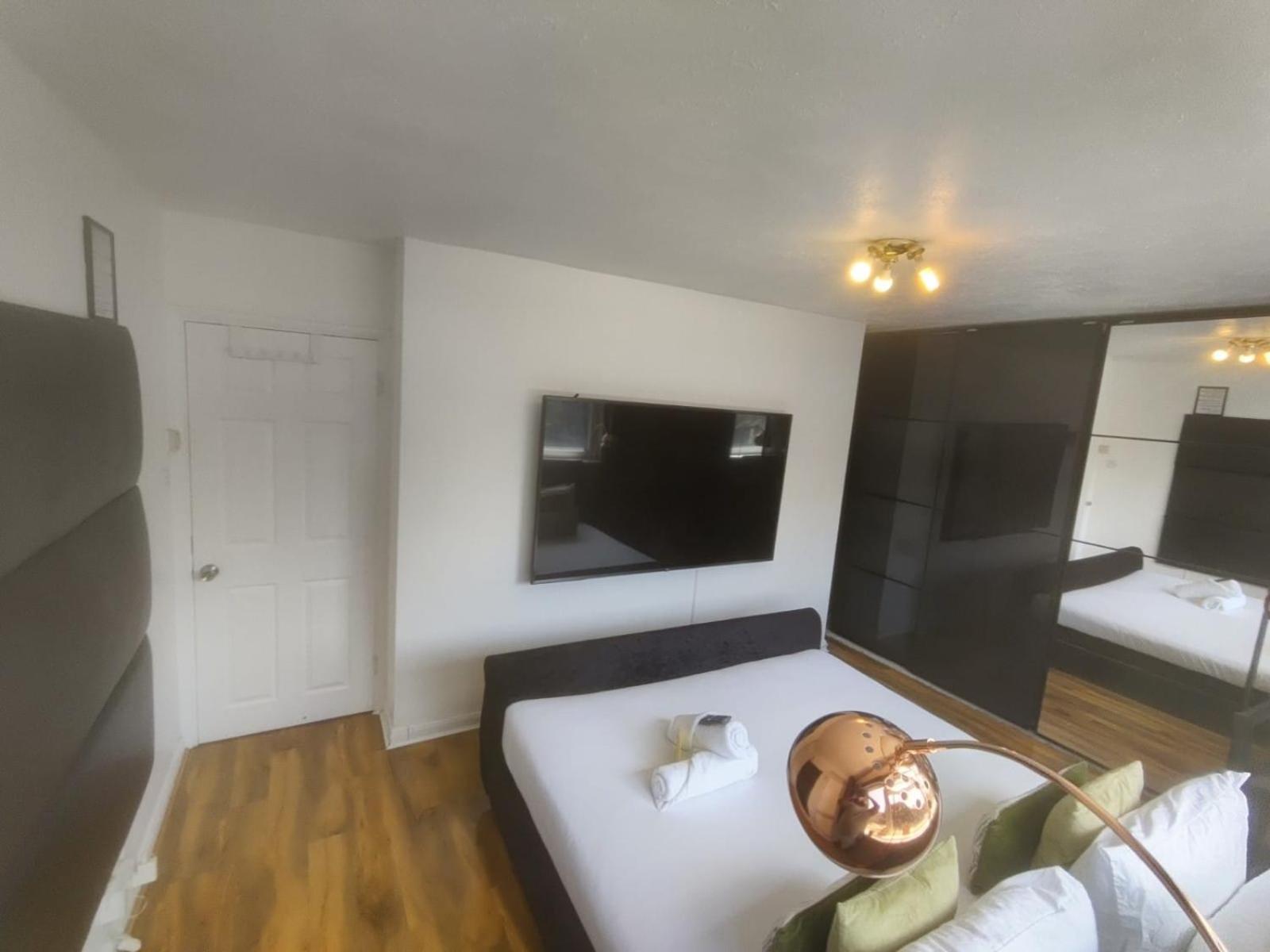 R3 Superking Sized Bed & 75" Tv On The Wall In Clapham Apartment London Ngoại thất bức ảnh