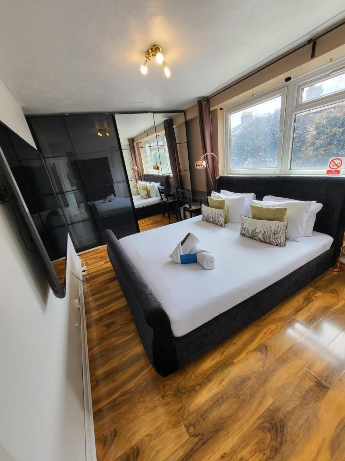 R3 Superking Sized Bed & 75" Tv On The Wall In Clapham Apartment London Ngoại thất bức ảnh